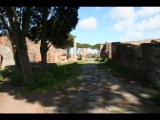 01598 ostia - regio ii - via delle corporazioni - blick von decumanus maximus ri norden - li theater.jpg